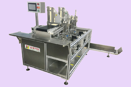 疫情期間，全自動(dòng)取膜折棉機(jī)可確保面膜產(chǎn)品的安全性